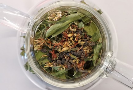 Фото шага рецепта Черный чай с травами и кардамоном 152910 шаг 7  