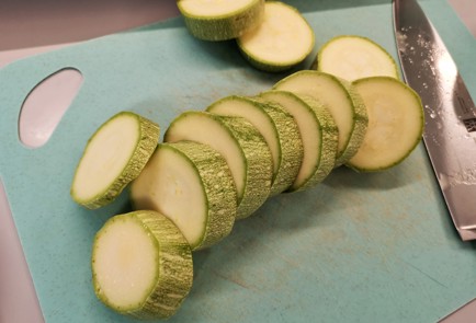 Фото шага рецепта Чесночная закуска из кабачков 140896 шаг 2