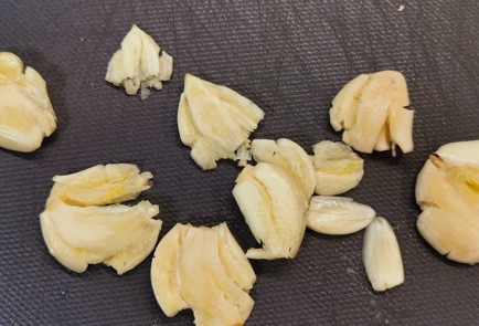 Фото шага рецепта Чесночноимбирные утиные ножки на сковороде 152746 шаг 1  