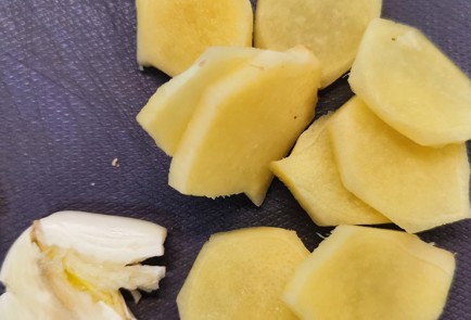 Фото шага рецепта Чесночноимбирные утиные ножки на сковороде 152746 шаг 2  