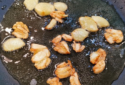 Фото шага рецепта Чесночноимбирные утиные ножки на сковороде 152746 шаг 4  