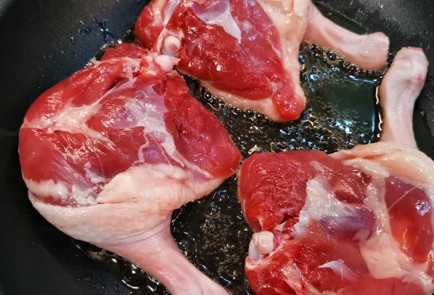 Фото шага рецепта Чесночноимбирные утиные ножки на сковороде 152746 шаг 5  