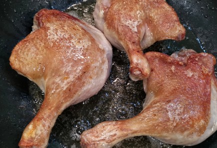 Фото шага рецепта Чесночноимбирные утиные ножки на сковороде 152746 шаг 6  