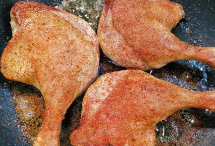 Фото шага рецепта Чесночноимбирные утиные ножки на сковороде 152746 шаг 8  