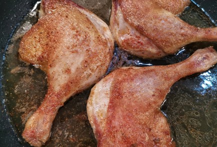 Фото шага рецепта Чесночноимбирные утиные ножки на сковороде 152746 шаг 9  