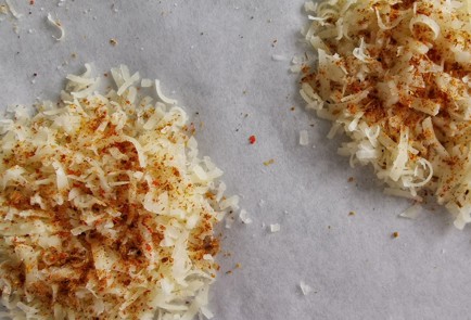 Фото шага рецепта Чесночнолуковые сырные чипсы 152391 шаг 2  