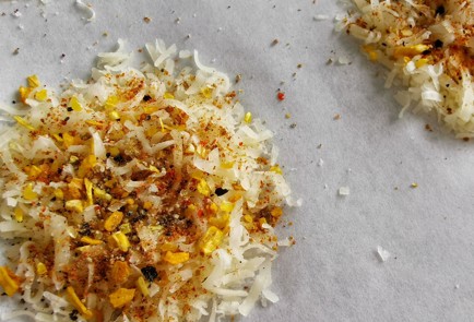 Фото шага рецепта Чесночнолуковые сырные чипсы 152391 шаг 4  