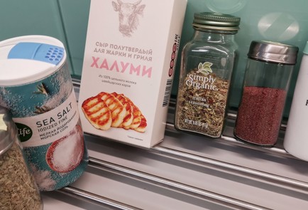 Фото шага рецепта Чесночный халуми с травами на сковороде гриль 152916 шаг 1