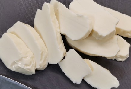 Фото шага рецепта Чесночный халуми с травами на сковороде гриль 152916 шаг 2