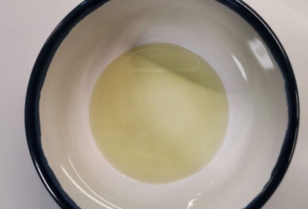 Фото шага рецепта Чесночный халуми с травами на сковороде гриль 152916 шаг 3