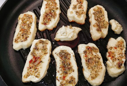 Фото шага рецепта Чесночный халуми с травами на сковороде гриль 152916 шаг 8