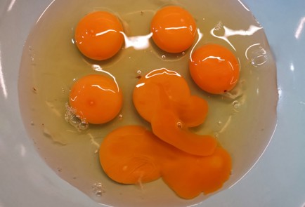 Фото шага рецепта Чесночные булочки 190623 шаг 1  