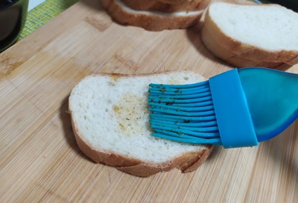 Фото шага рецепта Чесночные гренки с сыром 189726 шаг 7  