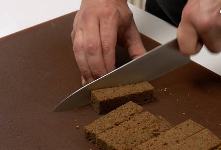 Фото шага рецепта Чесночные гренки 140060 шаг 1  