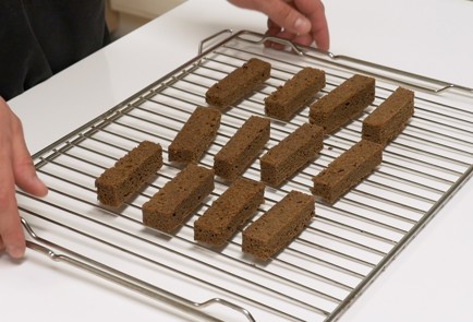 Фото шага рецепта Чесночные гренки 140060 шаг 2  