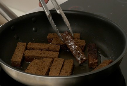 Фото шага рецепта Чесночные гренки 140060 шаг 3  