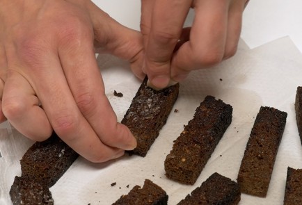 Фото шага рецепта Чесночные гренки 140060 шаг 4  