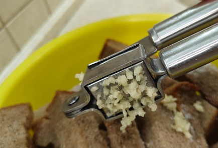 Фото шага рецепта Чесночные гренки 191512 шаг 4  