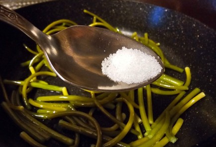 Фото шага рецепта Чесночные стрелки в соусе терияки 174854 шаг 7  