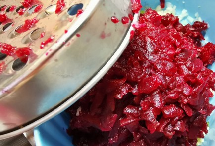 Фото шага рецепта Чесночный салат из свеклы и сельдерея 175517 шаг 7  