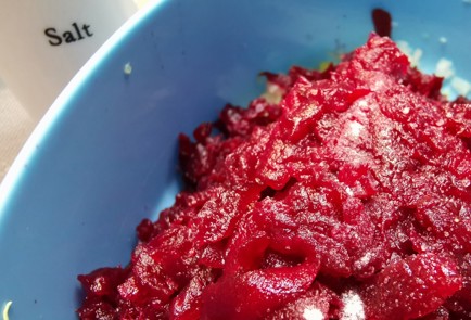 Фото шага рецепта Чесночный салат из свеклы и сельдерея 175517 шаг 8  