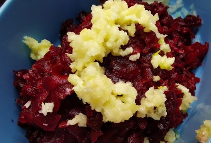 Фото шага рецепта Чесночный салат из свеклы и сельдерея 175517 шаг 9  