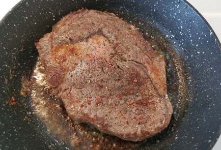 Фото шага рецепта Чесночный стейк рибай 186837 шаг 11  