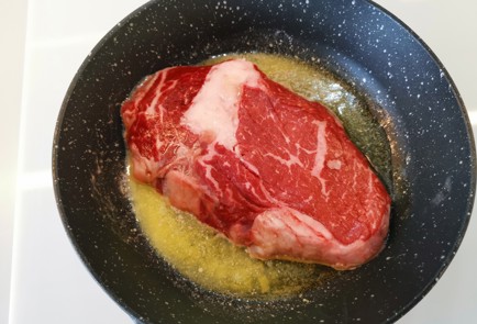 Фото шага рецепта Чесночный стейк рибай 186837 шаг 6  