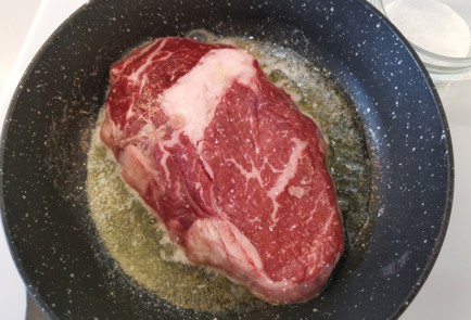 Фото шага рецепта Чесночный стейк рибай 186837 шаг 7  