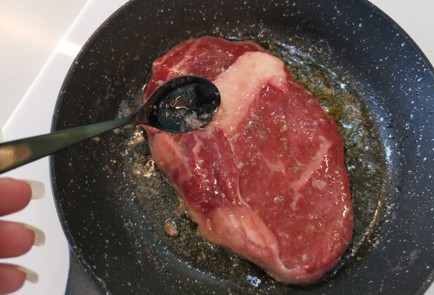 Фото шага рецепта Чесночный стейк рибай 186837 шаг 8  