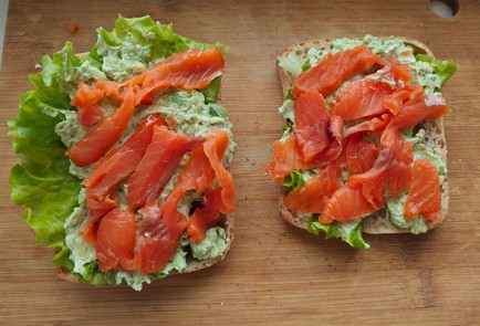 Фото шага рецепта Чиабатта с красной рыбой и авокадо 189284 шаг 10  