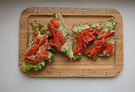 Фото шага рецепта Чиабатта с красной рыбой и авокадо 189284 шаг 11  