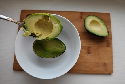 Фото шага рецепта Чиабатта с красной рыбой и авокадо 189284 шаг 2  