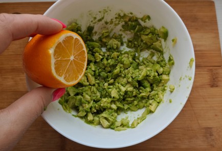 Фото шага рецепта Чиабатта с красной рыбой и авокадо 189284 шаг 3  