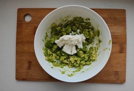 Фото шага рецепта Чиабатта с красной рыбой и авокадо 189284 шаг 4  