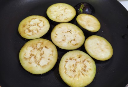 Фото шага рецепта Чиабатта с творожным сыром баклажанами и помидором 190091 шаг 3  