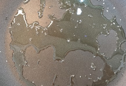 Фото шага рецепта Чипсы из баклажанов с солью и паприкой 152644 шаг 4  