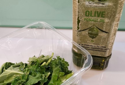 Фото шага рецепта Чипсы из кейла со специями 152771 шаг 1  