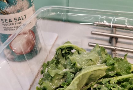 Фото шага рецепта Чипсы из кейла со специями 152771 шаг 2  