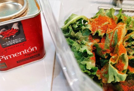 Фото шага рецепта Чипсы из кейла со специями 152771 шаг 3  