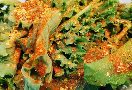 Фото шага рецепта Чипсы из кейла со специями 152771 шаг 4  