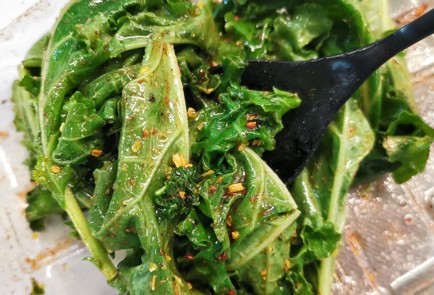 Фото шага рецепта Чипсы из кейла со специями 152771 шаг 6  