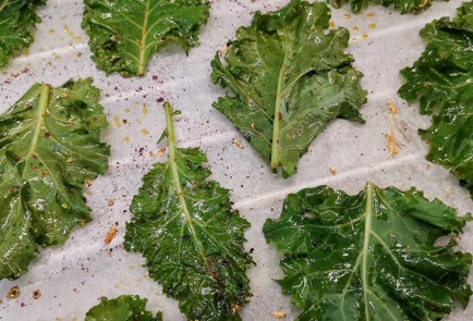 Фото шага рецепта Чипсы из кейла со специями 152771 шаг 7  