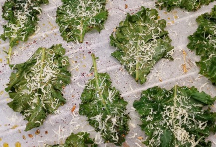 Фото шага рецепта Чипсы из кейла со специями 152771 шаг 8  