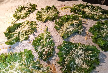 Фото шага рецепта Чипсы из кейла со специями 152771 шаг 9  