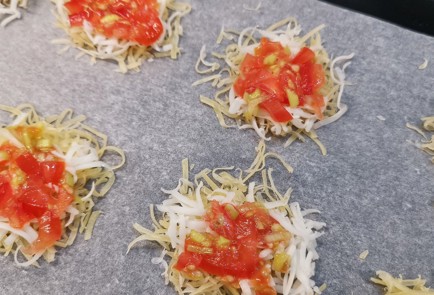 Фото шага рецепта Чипсы из козьего сыра 173345 шаг 8  