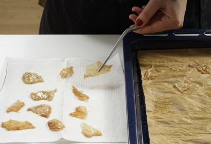 Фото шага рецепта Чипсы из куриной кожи 152842 шаг 10