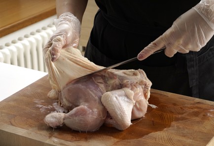 Фото шага рецепта Чипсы из куриной кожи 152842 шаг 2