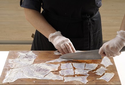 Фото шага рецепта Чипсы из куриной кожи 152842 шаг 4