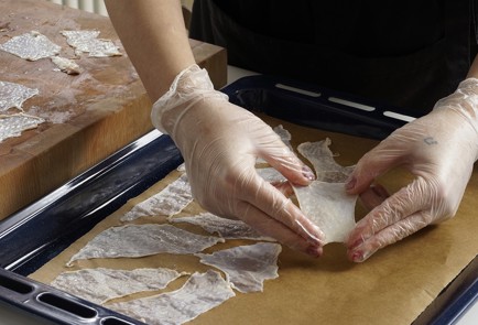 Фото шага рецепта Чипсы из куриной кожи 152842 шаг 5